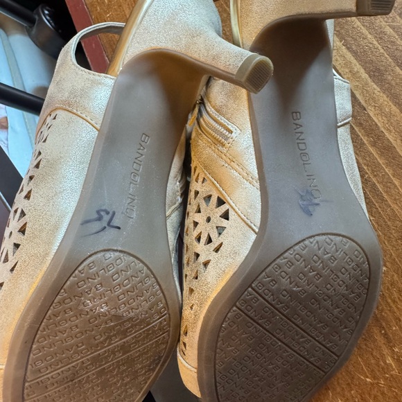 Bandolino Gold Heels with Chic Perforated Design Size 7.5 Gorgeous Heels Hott π₯ - Picture 7 of 16